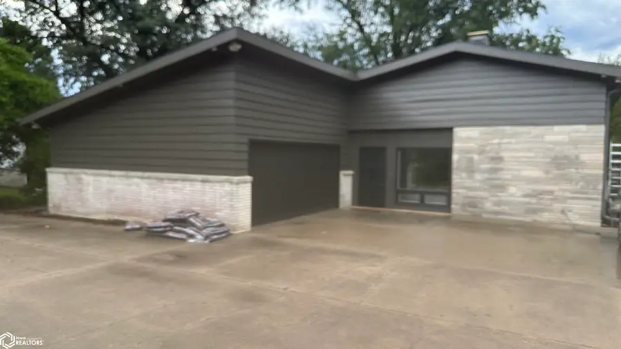 1612 W Lincoln Way, Marshalltown, IA 50158 - #2