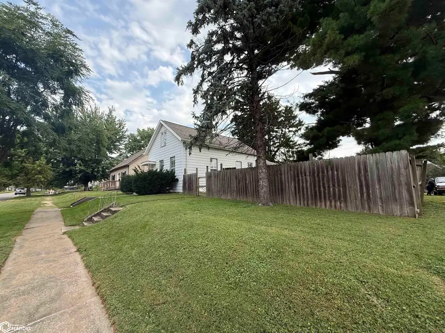 1404 S 10th Street, Burlington, IA 52601 - #3