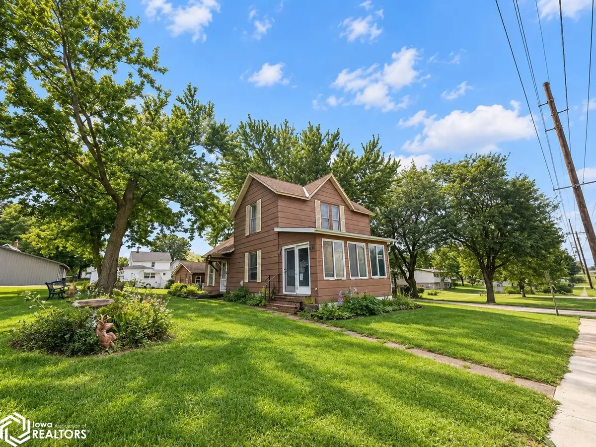 916 Center Street, Brooklyn, IA 52211 - #1