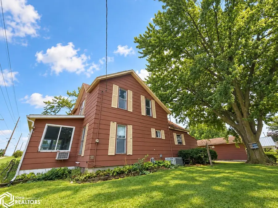 916 Center Street, Brooklyn, IA 52211 - #3