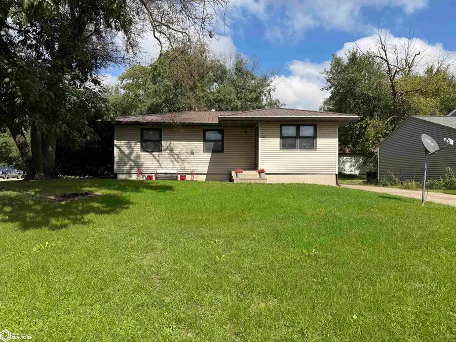 101 16th Avenue E, Oskaloosa, IA 52577 - #2