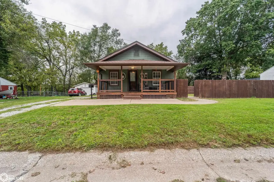 105 11th Avenue E, Oskaloosa, IA 52577 - #2