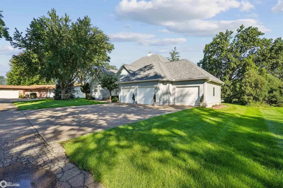 2 Old Colony Road, Burlington, IA 52601 - #2