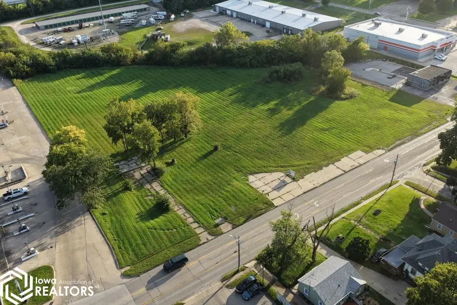 1300 S 2nd Avenue E, Newton, IA 50208 - #3