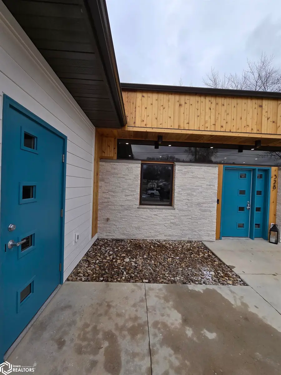 328 N 6th Street, Oskaloosa, IA 52577 - #3