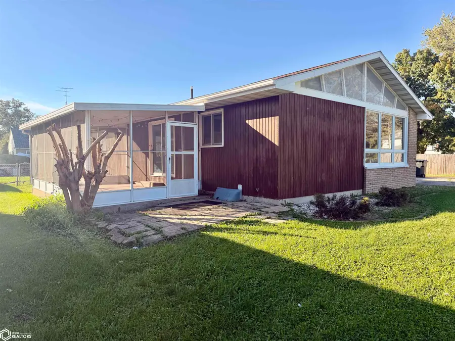 407 S 1st Avenue, Danville, IA 52623 - #2