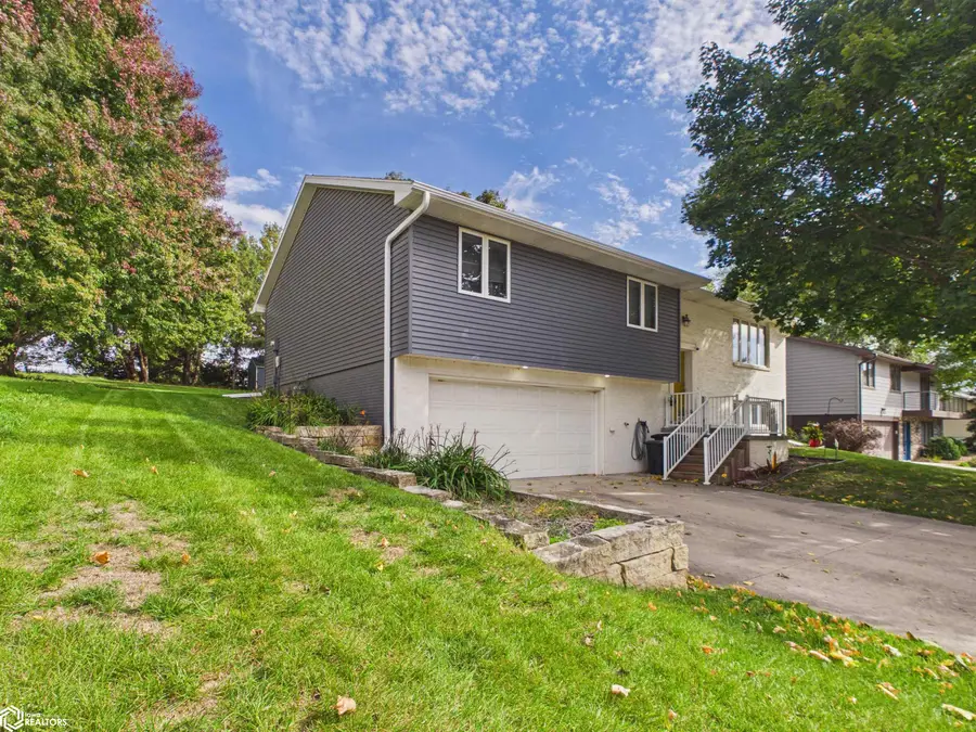 2218 Mcmullin Drive, Oskaloosa, IA 52577 - #2