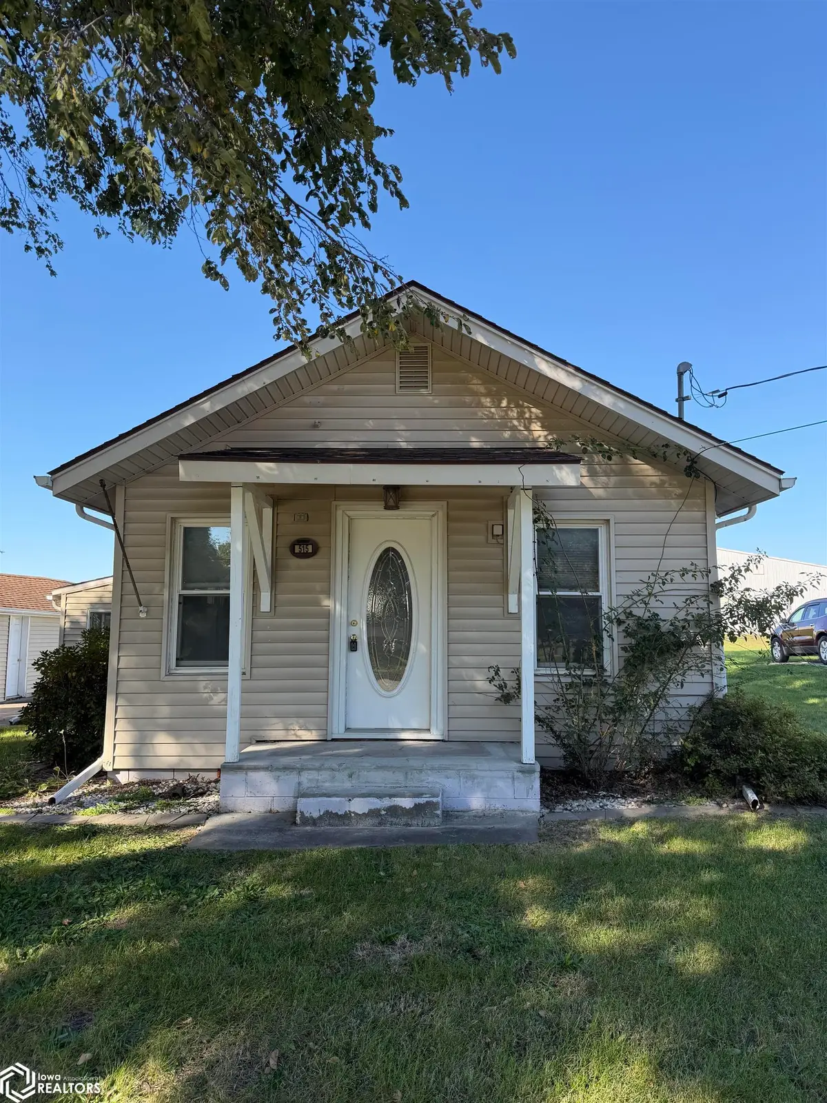 515 15th Avenue E, Oskaloosa, IA 52577 - #1