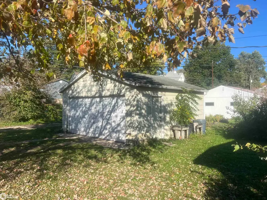 709 N B Street, Oskaloosa, IA 52577 - #2