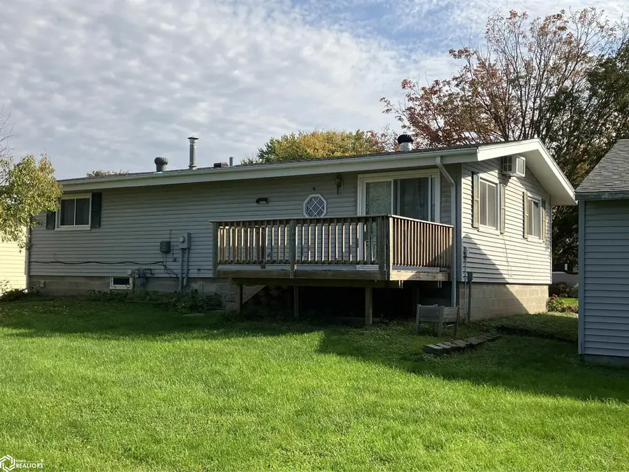 111 W Crescent Drive, Sheffield, IA 50475 - #2