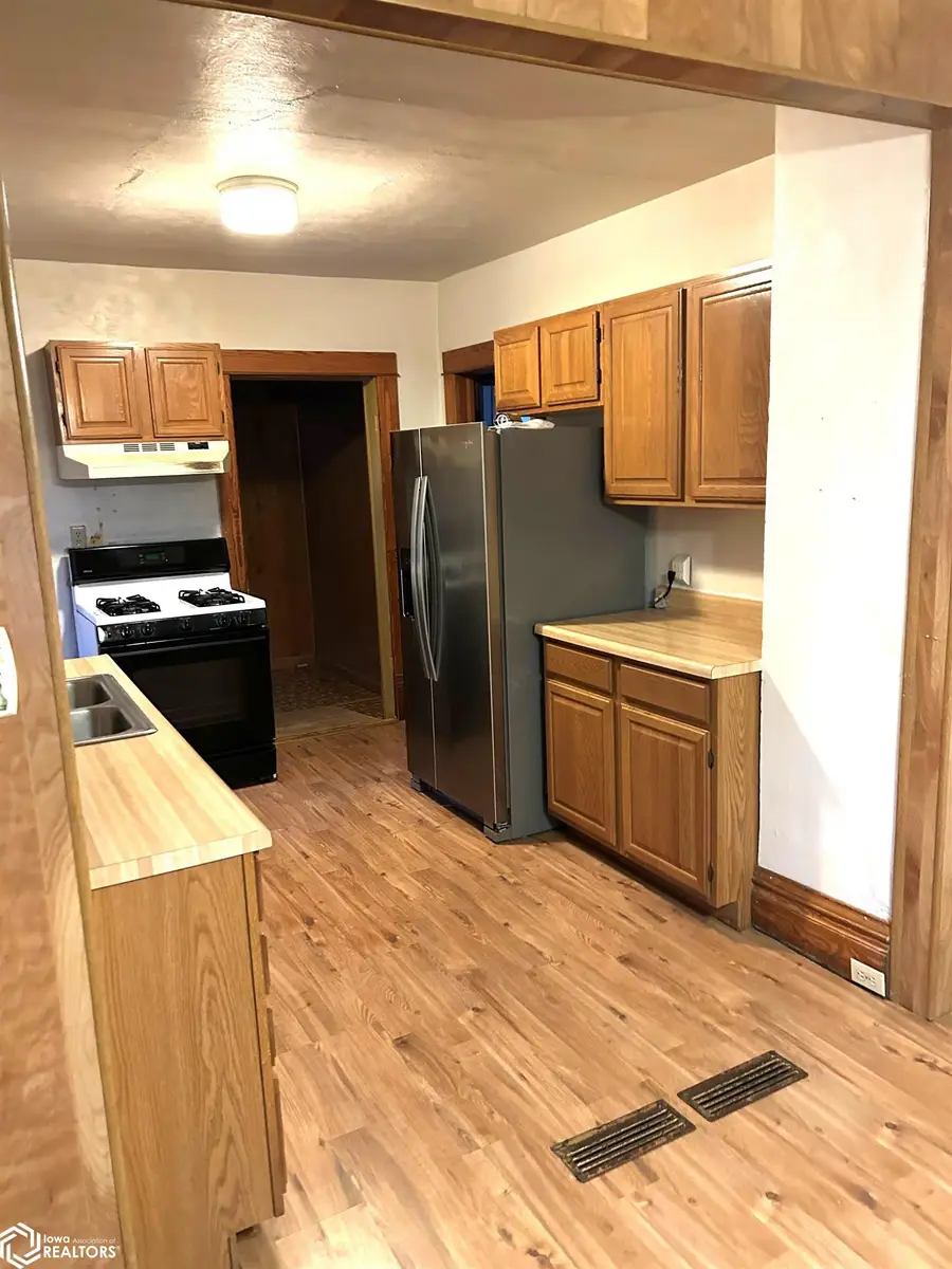 504 E Robins Street, Graettinger, IA 51342 - #3