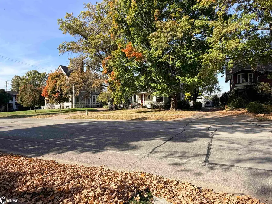 405 E Burlington Avenue, Fairfield, IA 52556 - #3