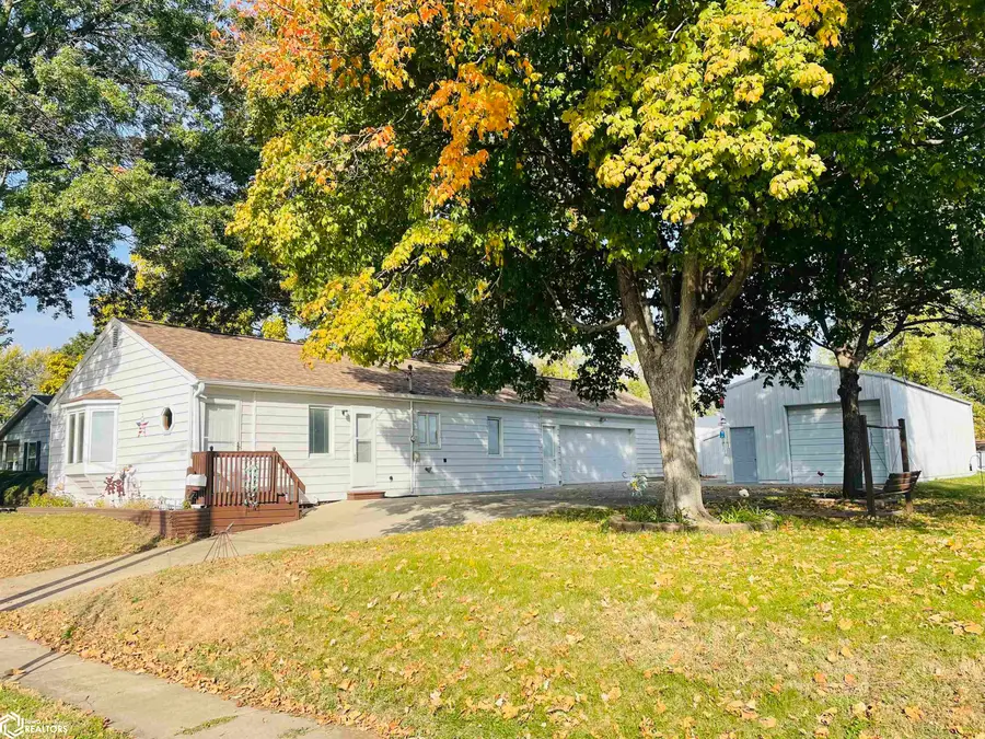 1113 10th Avenue E, Oskaloosa, IA 52577 - #2