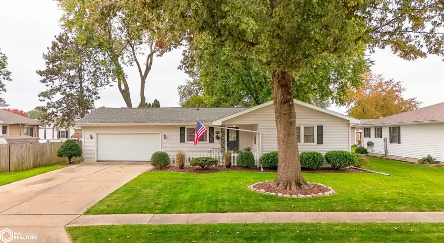 2905 Lawn Avenue, Burlington, IA 52601 - #2