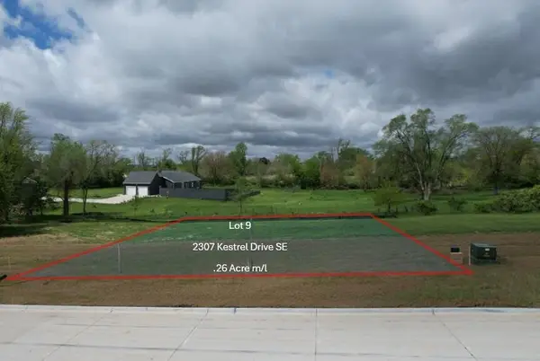 2307 Kestrel Dr SE, Cedar Rapids, IA 52403