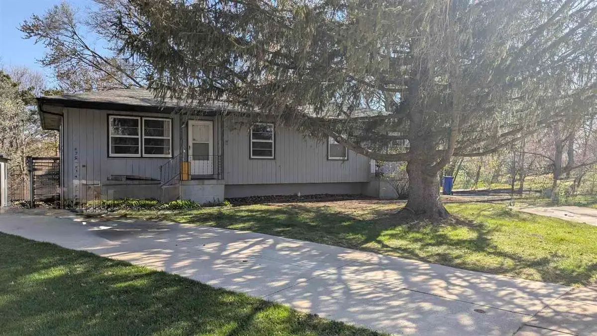 425/427 Heritage Pl, North Liberty, IA 52317 - Image #1