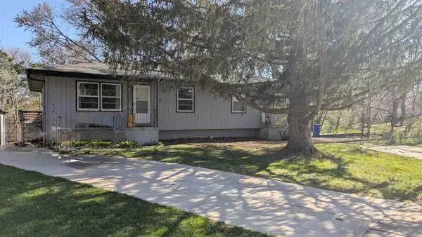 425/427 Heritage Pl, North Liberty, IA 52317