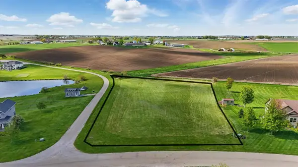 1122 Pelican Dr, Kalona, IA 52247