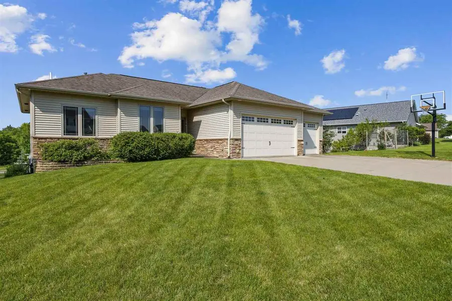 2136 Oakdale Rdg, Coralville, IA 52241 - Image #2