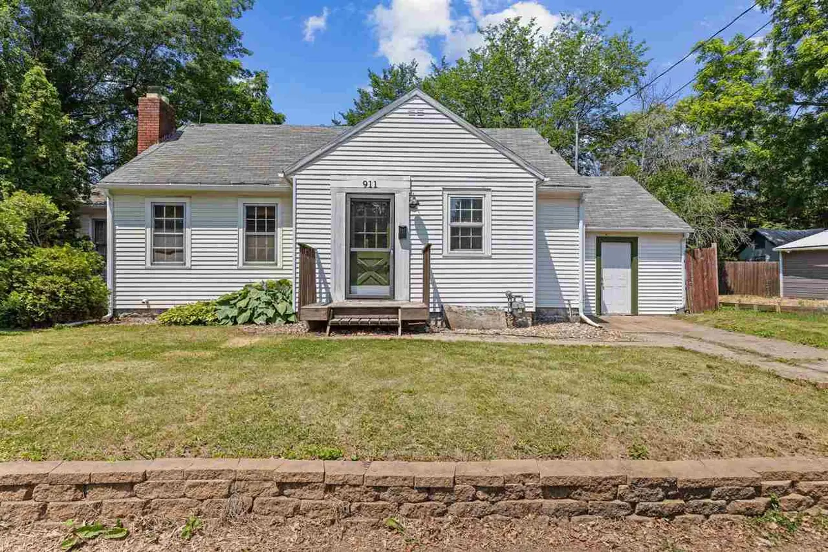 911 S Van Buren St, Iowa City, IA 52240 - #1