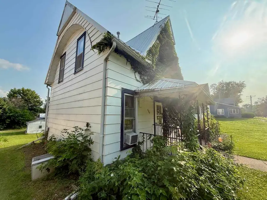 127 W Oak St, North English, IA 52316 - #2