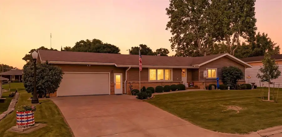 204 W 3rd St, Wayland, IA 52654 - #2