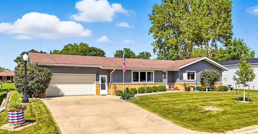 204 W 3rd St, Wayland, IA 52654 - #3