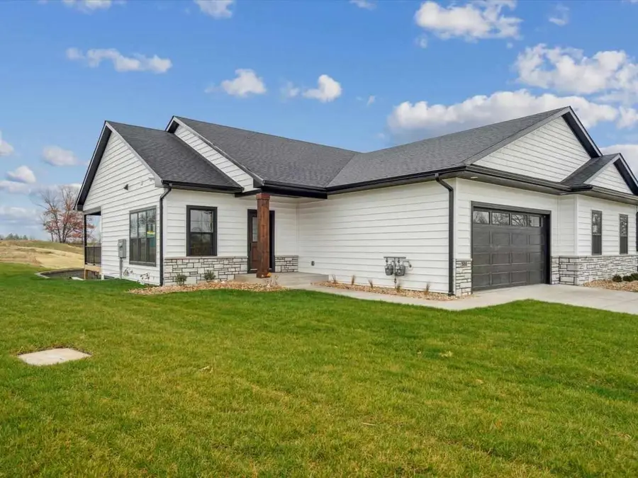 588 Maclan Cir, Iowa City, IA 52246 - Image #2