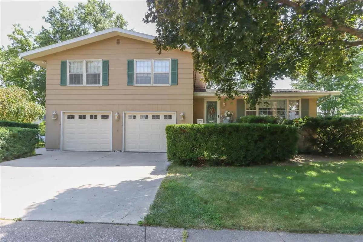 215 W Harrison St, Washington, IA 52353 - Image #1