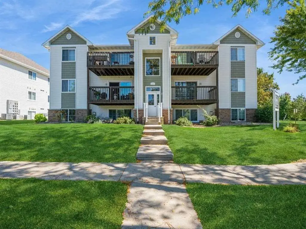 6410 Creekside Dr NE #9, Cedar Rapids, IA 52402 - Image #1