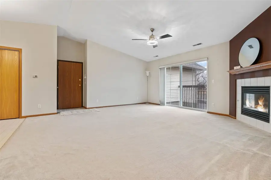 6410 Creekside Dr NE #9, Cedar Rapids, IA 52402 - Image #3