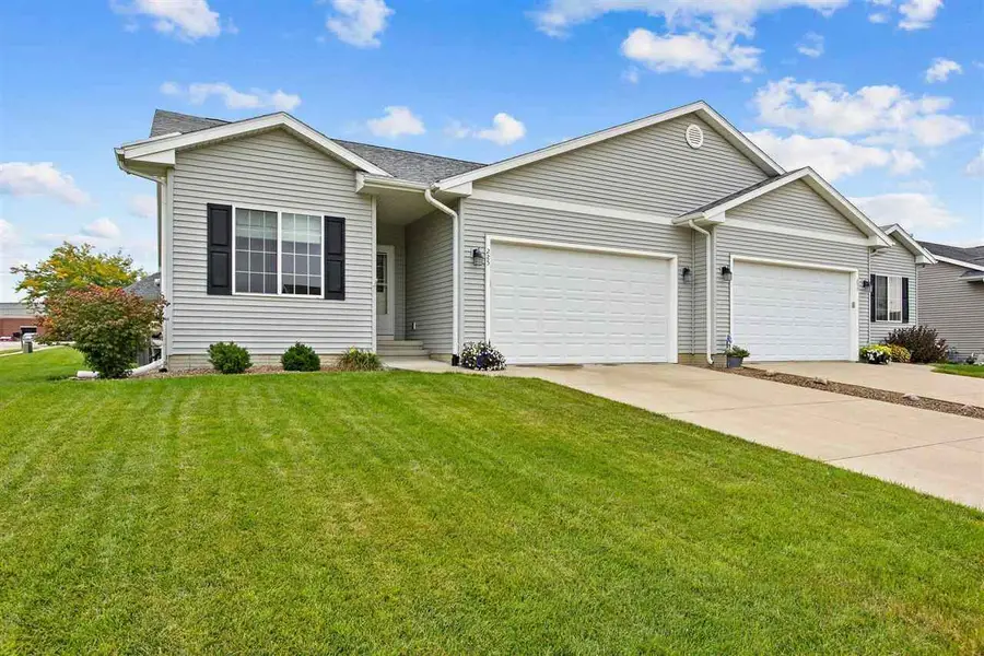 225 Ridgewood Dr, Hiawatha, IA 52233 - Image #2