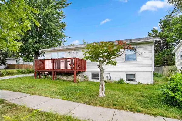 820 S Dubuque St, Solon, IA 52333