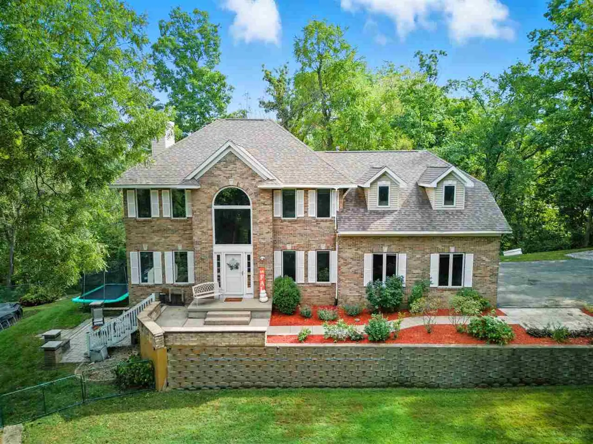 3256 Meadow Ridge Rd NE, Solon, IA 52333 - Image #1