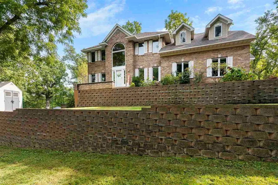 3256 Meadow Ridge Rd NE, Solon, IA 52333 - Image #2