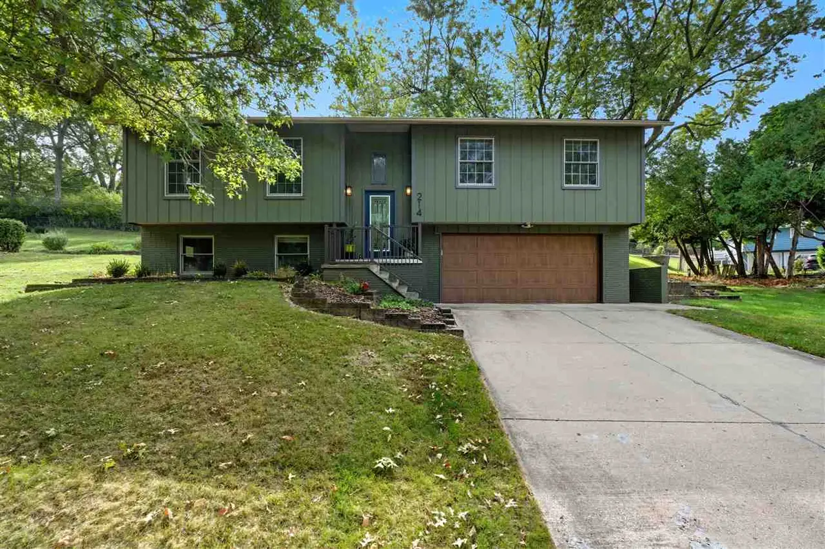 214 Woodridge Ave, Iowa City, IA 52245 - Image #1