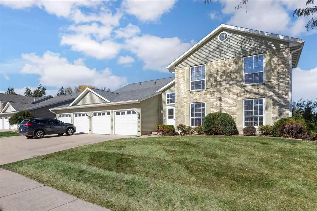6118 Greenbriar Ln SW, Cedar Rapids, IA 52404 - Image #1