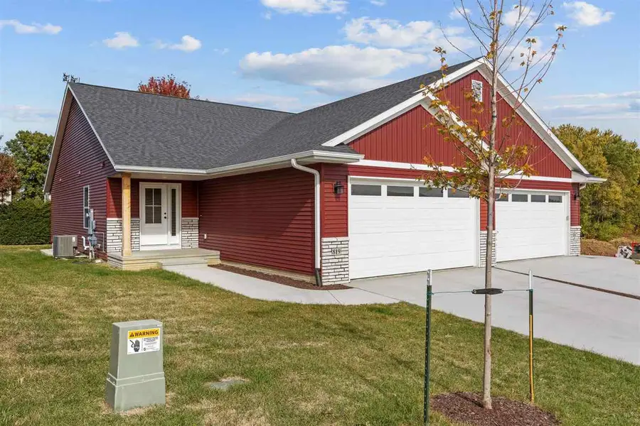 819 Prairie View Dr, West Branch, IA 52358 - Image #2