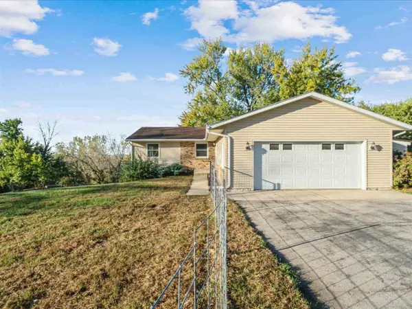 10101 Hall Rd, Cedar Rapids, IA 52411