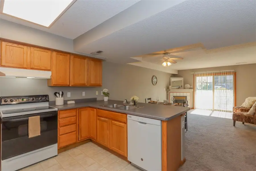 408 W Side Dr, Iowa City, IA 52246 - Image #3