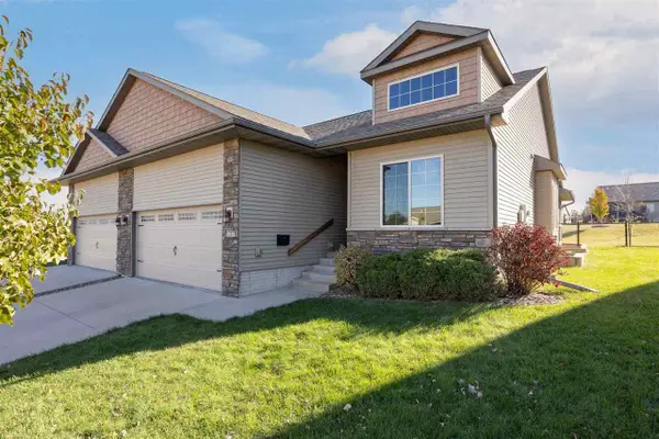 1217 Copper Mountain Dr, North Liberty, IA 52317