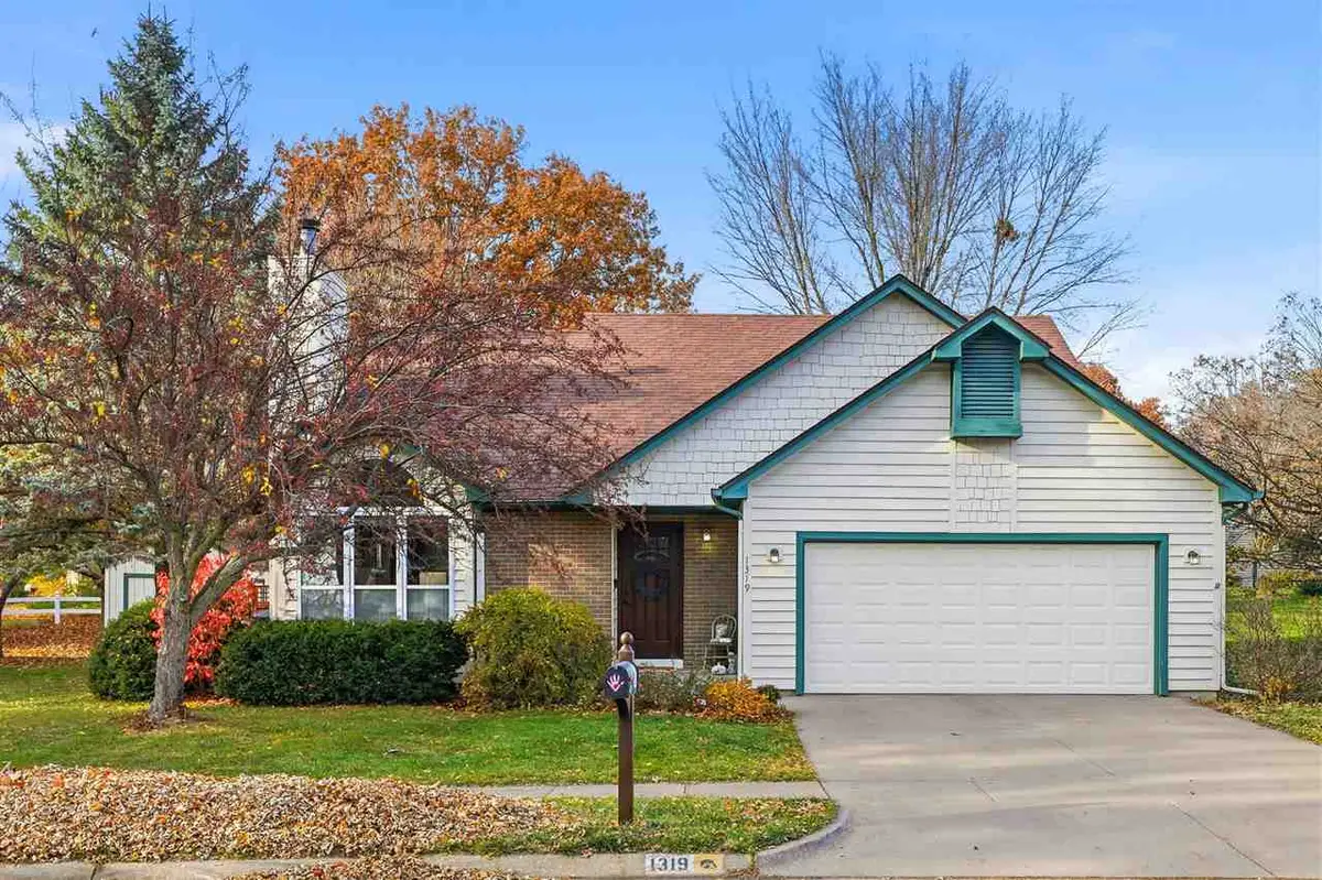 1319 Chamberlain Dr, Iowa City, IA 52240 - Image #1