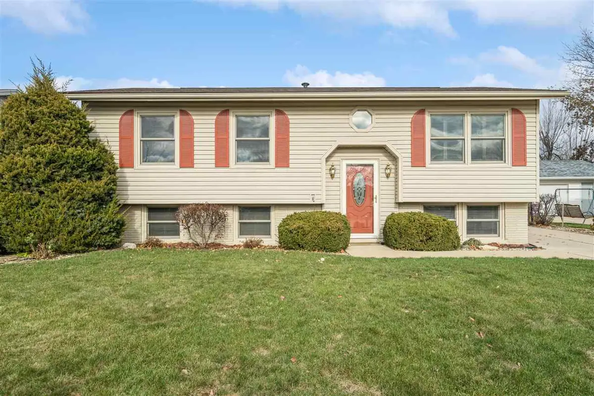 3620 Western Pine Dr NE, Cedar Rapids, IA 52402 - Image #1