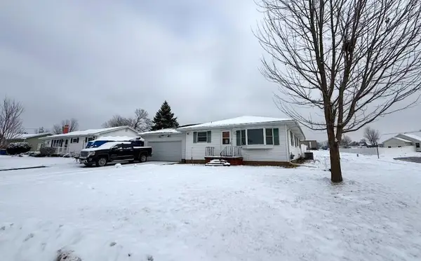 2801 Highland Ct, Muscatine, IA 52761