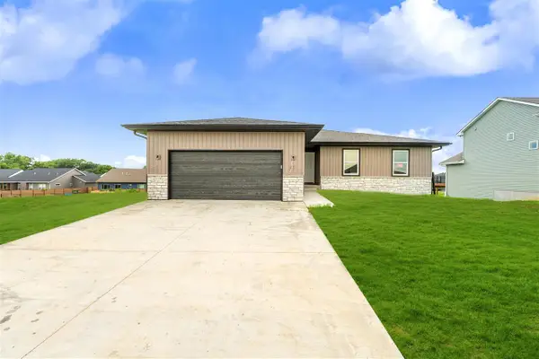 801 Mont Clair St, Solon, IA 52333