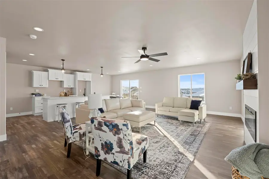 803 Mont Clair St, Solon, IA 52333 - Image #2