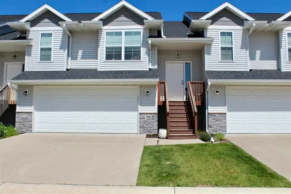 390 Tanglewood Dr, Solon, IA 52333