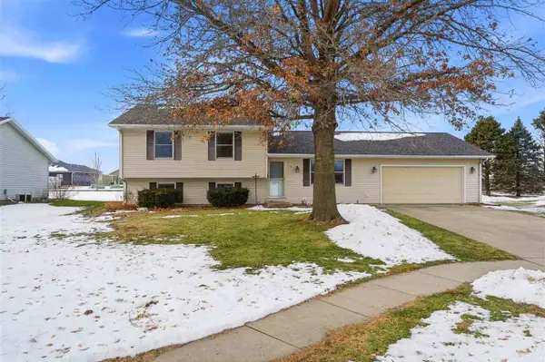 41 Williams Circle, Hills, IA 52235