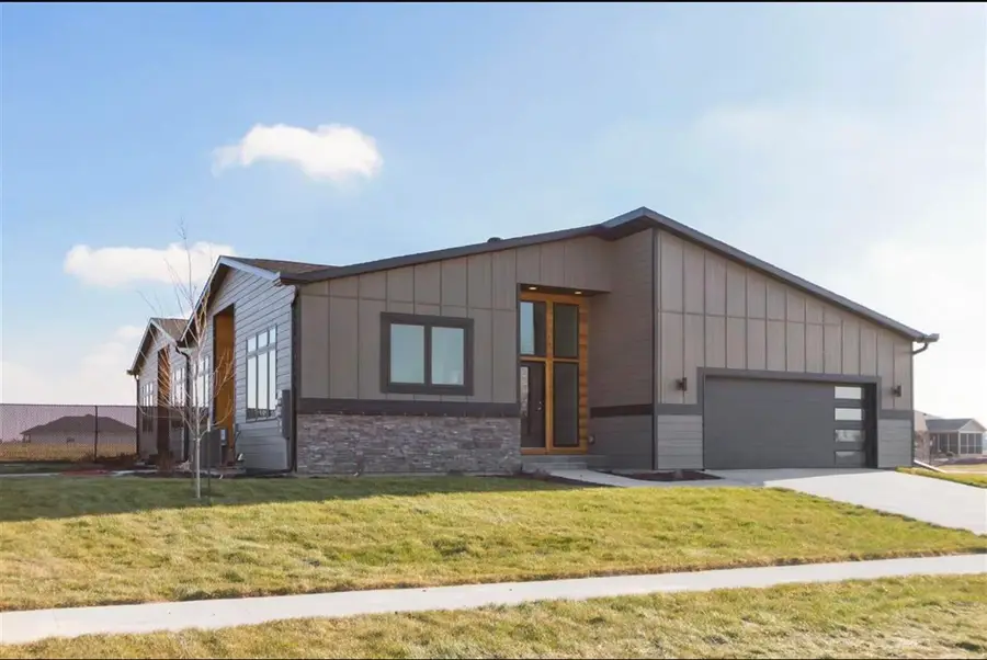 704 American Pharaoh Dr, Iowa City, IA 52240 - Image #2