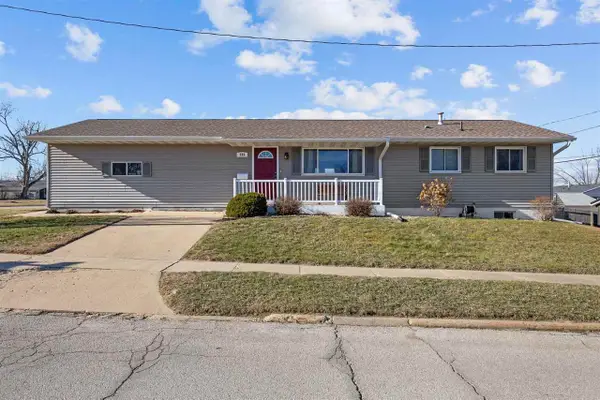 990 S 5th St, Marion, IA 52302